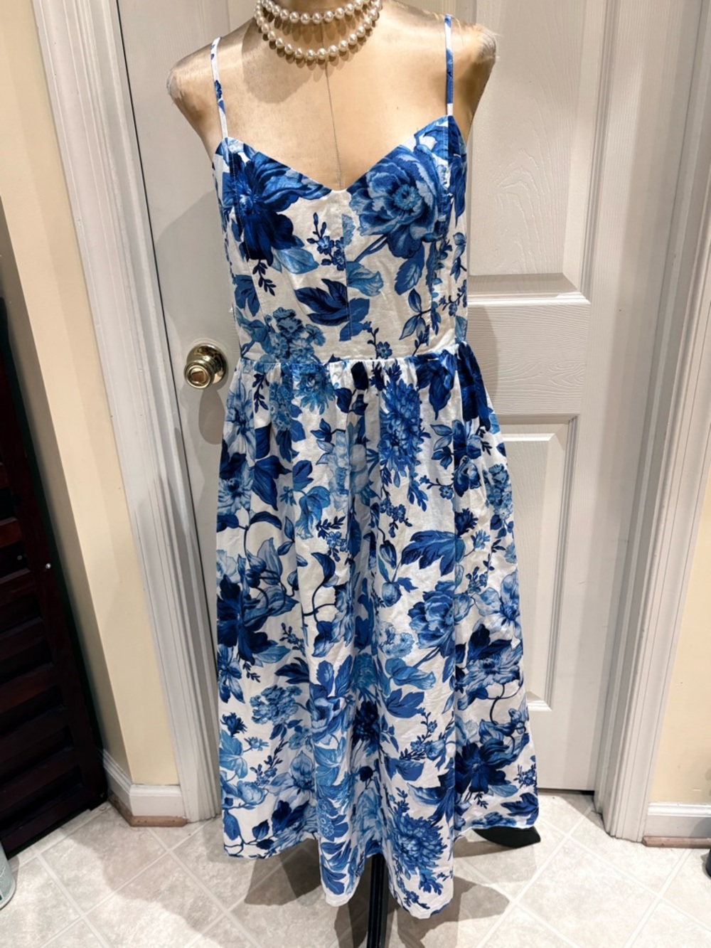 H&M Blue & White Floral Spaghetti Strap MIDI Sweetheart Neckline Sundress